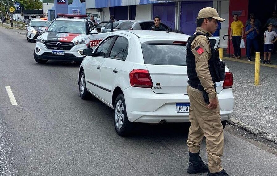 Homens são presos pela PM minutos após roubo de veículo em João Pessoa