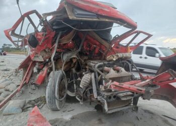 Acidente entre caminhões deixa motorista ferido e causa lentidão na BR-230, em Santa Rita