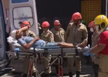 Idoso é atingido por ‘voadora’ na cabeça e desmaia durante protesto contra violência policial, em Cruz das Armas