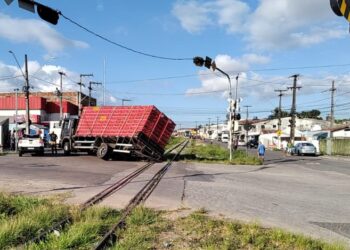 Caminhão tomba na Ilha do Bispo e interrompe circulação de trens