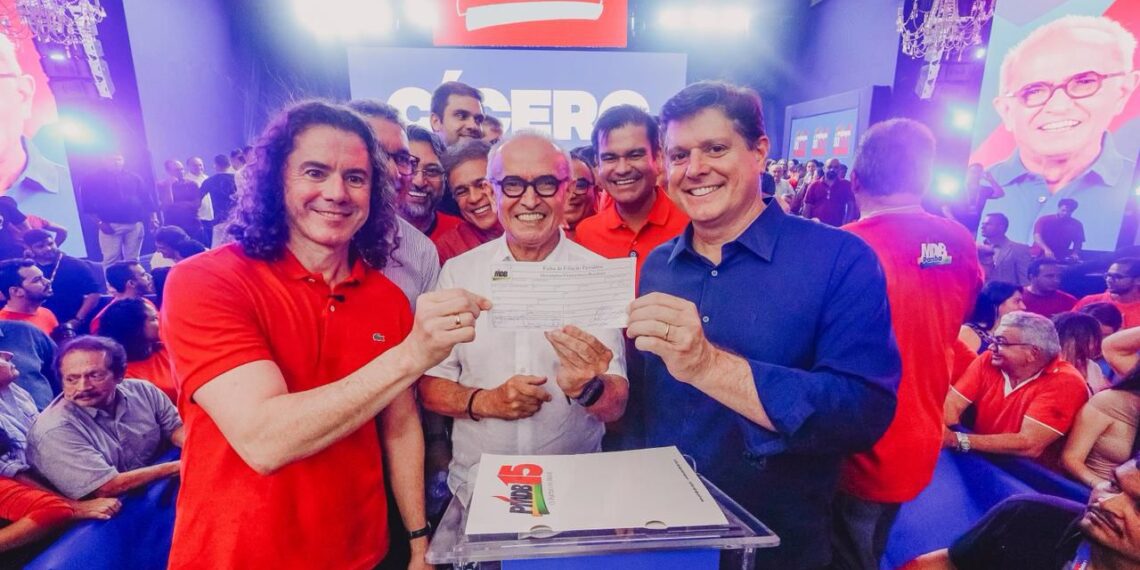 Cícero oficializa nova filiação e fala em construir “novo momento” do MDB