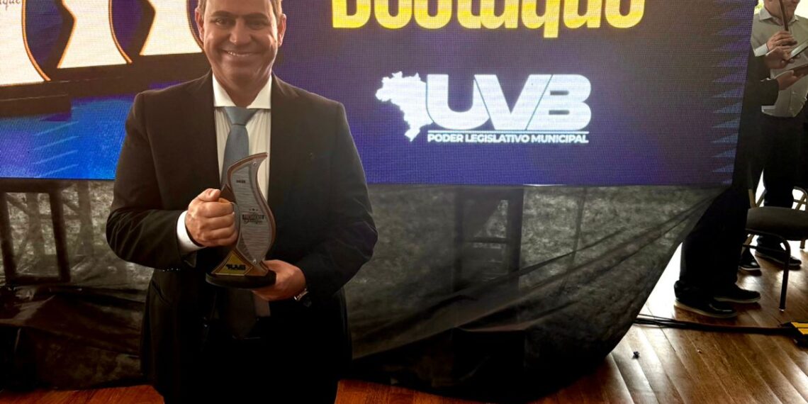 Dinho recebe Troféu Destaque Nacional entre vereadores de todo o país