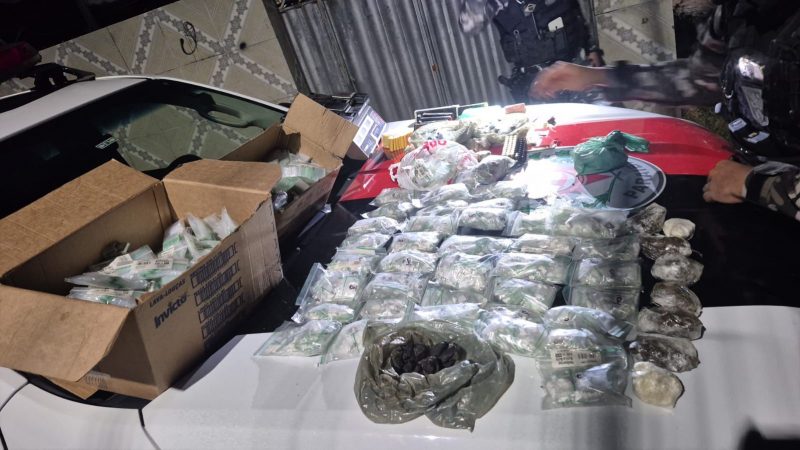 Polícia Militar apreende grande quantidade de drogas em construção abandonada, no bairro Treze de Maio