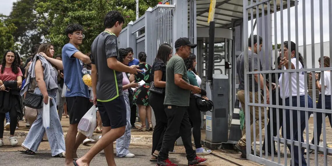 Enem 2025: candidatos fazem segunda etapa da prova neste domingo em todo o país