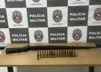 PM aprende fuzil e munições de grosso calibre durante ações em bairro de João Pessoa