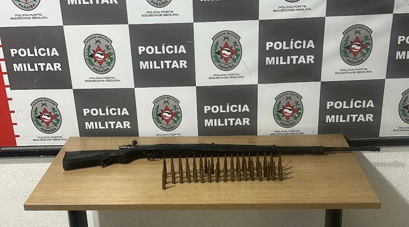 PM aprende fuzil e munições de grosso calibre durante ações em bairro de João Pessoa