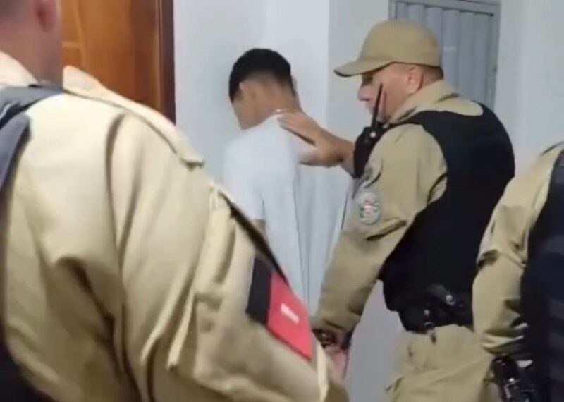 Homem liga para a polícia, confessa ter matado namorada e é preso em Gramame