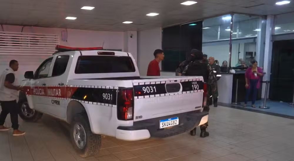 Troca de tiros entre policiais e suspeitos deixa dois mortos, em Bayeux