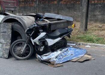 Mulher morre após bater moto na traseira de carreta, em João Pessoa