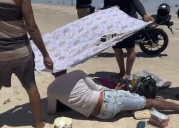 Mulher é atropelada por carro na faixa de areia da praia de Pitimbu, no Litoral Sul da Paraíba