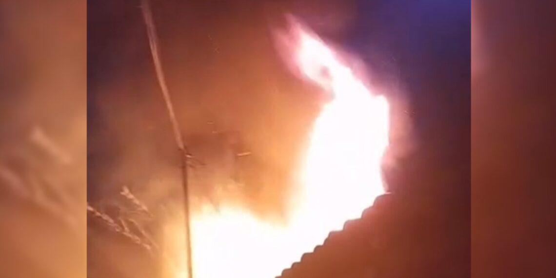 Incêndio de grandes proporções atinge comunidade Torre de Babel no Valentina, em João Pessoa