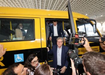 Governador entrega ônibus escolares e fortalece segurança e conforto de estudantes