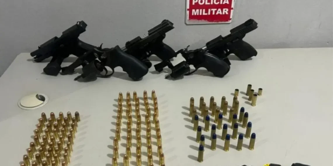 Polícia apreende arsenal com grupo suspeito após troca de tiros em comunidade de Santa Rita