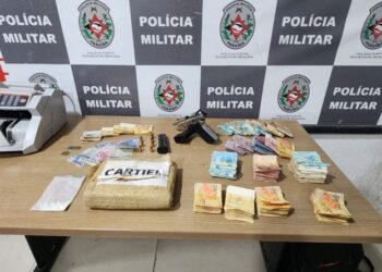 PM prende suspeito com arma, drogas, dinheiro e recupera motocicleta roubada na Capital