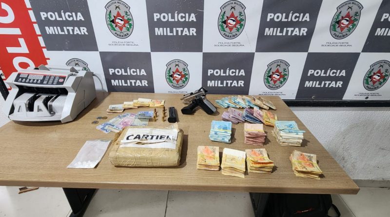 PM prende suspeito com arma, drogas, dinheiro e recupera motocicleta roubada na Capital