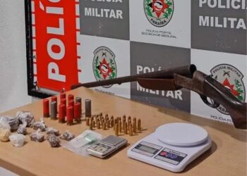 Polícia apreende espingardas, munição e drogas em ações em bairro da capital