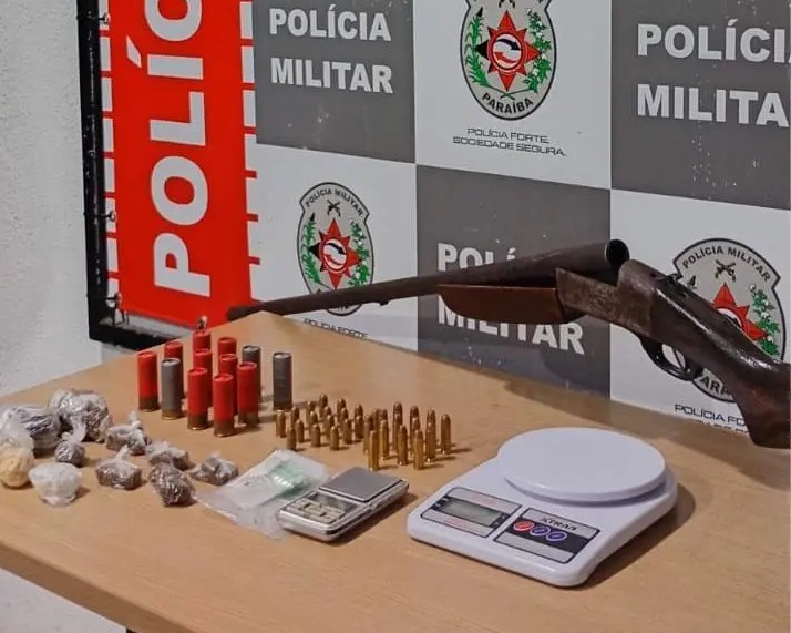 Polícia apreende espingardas, munição e drogas em ações em bairro da capital