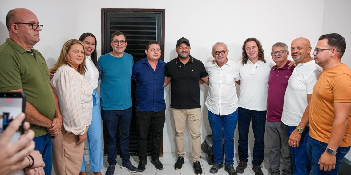 Cícero Lucena recebe adesão do prefeito Léo Martins, de Sobrado