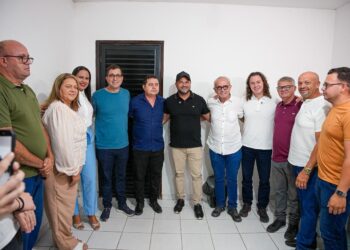 Cícero Lucena recebe adesão do prefeito Léo Martins, de Sobrado
