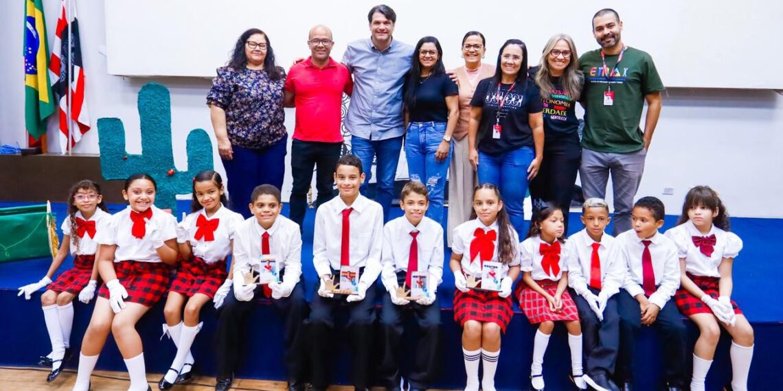 Leo Bezerra prestigia Auto de Natal de alunos da Rede Municipal e elogia trabalho realizado pela educação