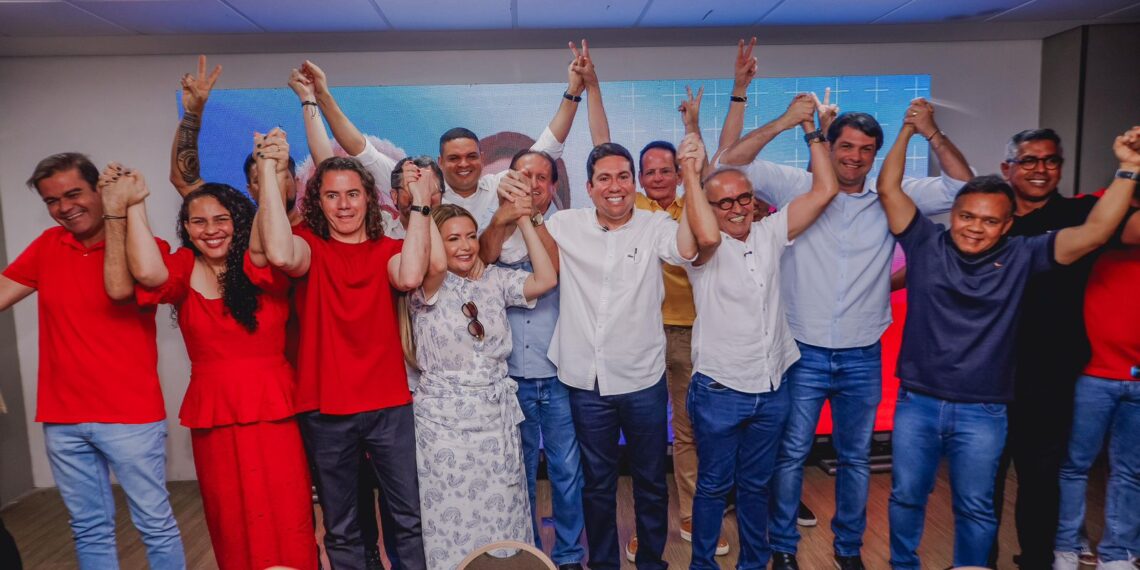 Vice-presidente da ALPB, Felipe Leitão, e prefeita de Bayeux, Tacyana Leitão, anunciam apoio à candidatura de Cícero Lucena