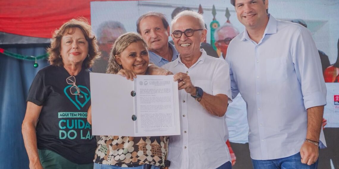 Cícero Lucena entrega 80 títulos de propriedade para famílias de áreas vulneráveis e celebra sucesso dos programas ‘Compra Assistida’ e ‘Cuidar do Lar’