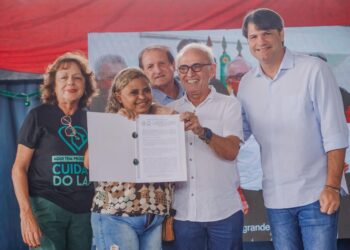 Cícero Lucena entrega 80 títulos de propriedade para famílias de áreas vulneráveis e celebra sucesso dos programas ‘Compra Assistida’ e ‘Cuidar do Lar’