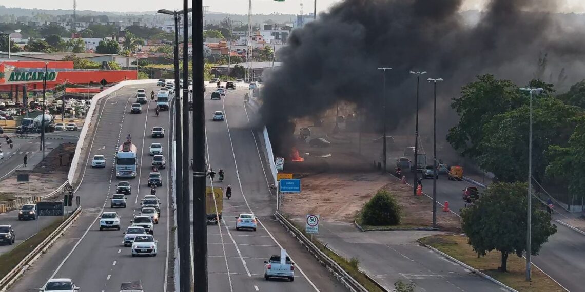 Incêndio é registrado na área do viaduto de Água Fria, em João Pessoa