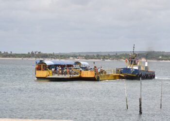 Balsa quebra entre Cabedelo e Lucena; passageiros são resgatados
