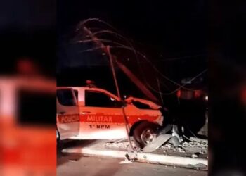 Policiais ficam feridos após viatura bater em poste durante perseguição no Cristo
