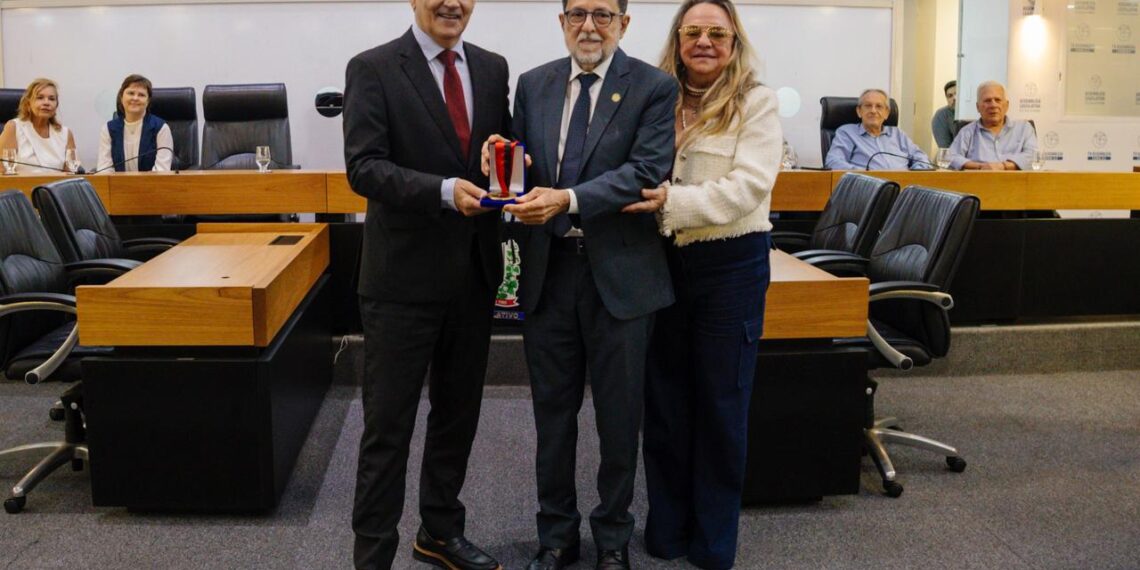 Assembleia concede Medalha Napoleão Laureano ao médico Paulo Germano Cavalcanti Furtado