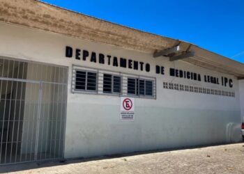 Mãe e irmão retiram corpo de ‘Vaqueirinho’ do Instituto Médico Legal, em João Pessoa