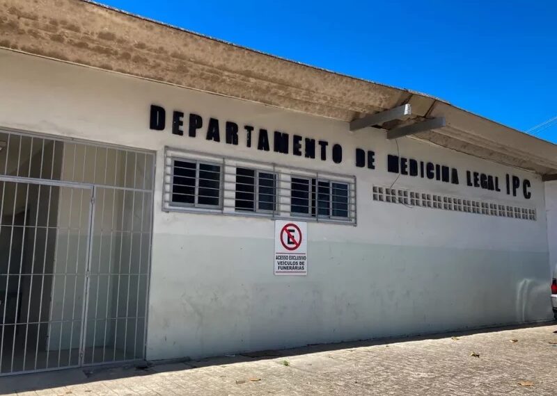 Mãe e irmão retiram corpo de ‘Vaqueirinho’ do Instituto Médico Legal, em João Pessoa