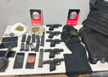 PM prende suspeito com arma, drogas, dinheiro e recupera motocicleta roubada na Capital