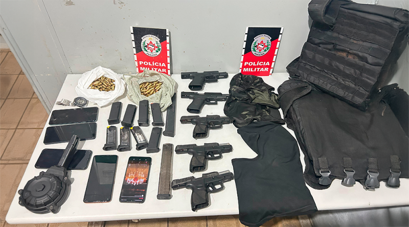 PM prende suspeito com arma, drogas, dinheiro e recupera motocicleta roubada na Capital