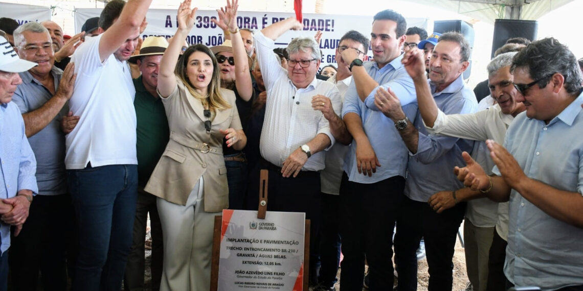 João Azevêdo entrega estrada que liga BR-230 aos distritos de Gravatá e Águas Belas, em São João do Rio do Peixe