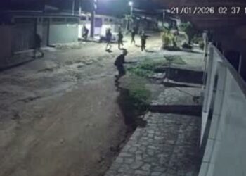 Câmera de segurança registra circulação de grupo armado durante a madrugada no Jardim Aeroporto, em Bayeux