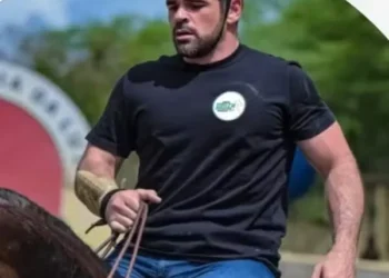 Principal suspeito do assassinato de Tavu Gadelha se apresenta à polícia, em João Pessoa