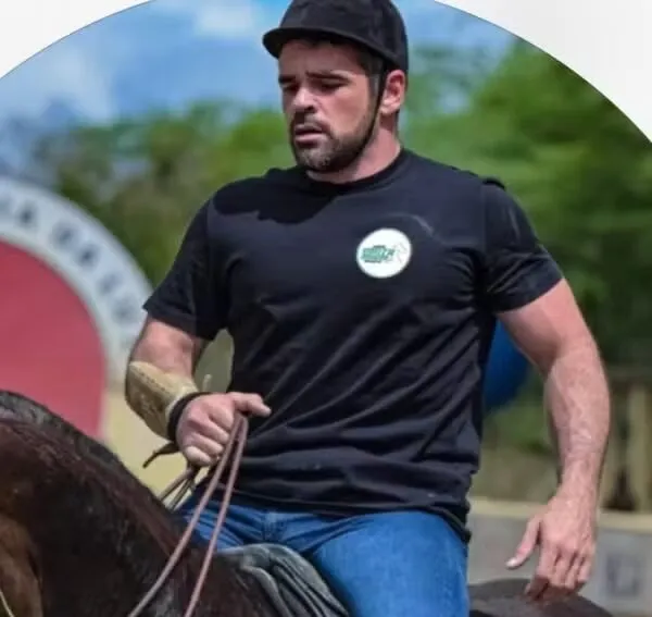 Principal suspeito do assassinato de Tavu Gadelha se apresenta à polícia, em João Pessoa