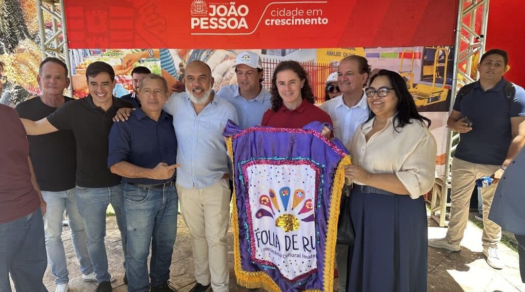 Ao lado de Cícero, Veneziano anuncia R$ 3 milhões para os eventos de João Pessoa, durante lançamento da programação do Carnaval da capital