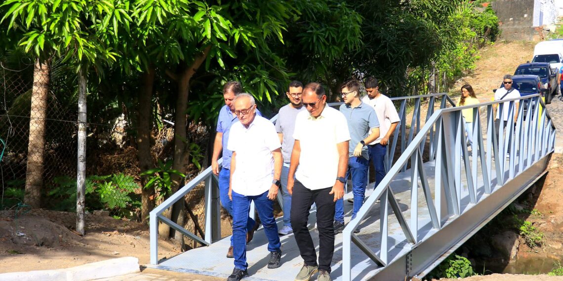 Cícero Lucena entrega passarela que liga o Oitizeiro ao Cristo para melhorar acessibilidade e inclusão dos moradores