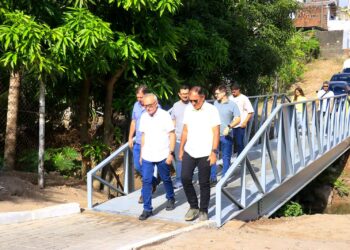 Cícero Lucena entrega passarela que liga o Oitizeiro ao Cristo para melhorar acessibilidade e inclusão dos moradores
