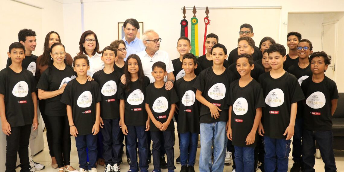 Prefeito recebe os 20 alunos de João Pessoa que vão estudar na Escola do Teatro Bolshoi, em Joinville