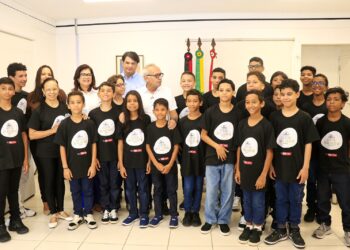 Prefeito recebe os 20 alunos de João Pessoa que vão estudar na Escola do Teatro Bolshoi, em Joinville