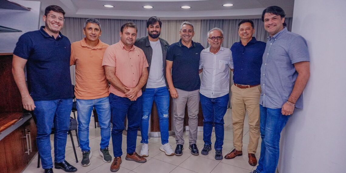 Cícero Lucena recebe apoio de grupo de oposição de Sumé na disputa pelo Governo