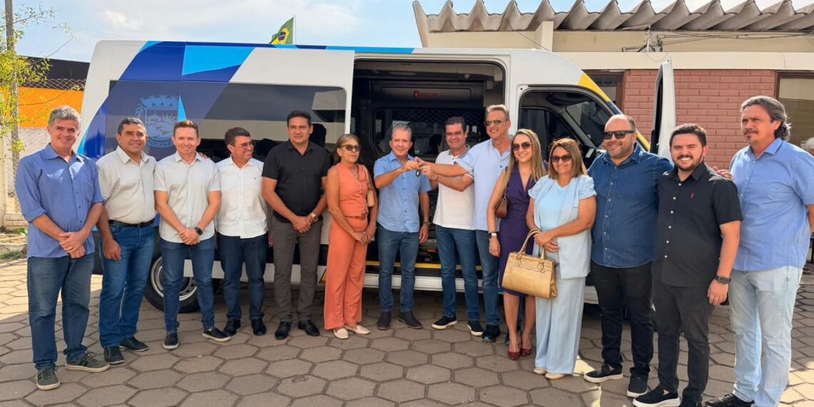 Mersinho Lucena entrega van à Prefeitura de Patos para fortalecer esporte e cultura