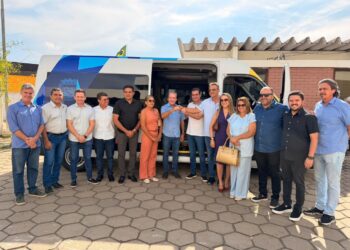 Mersinho Lucena entrega van à Prefeitura de Patos para fortalecer esporte e cultura