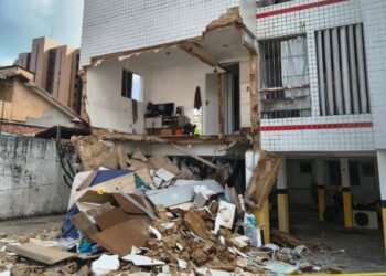 Prédio é interditado após desabamento de apartamento no Bessa