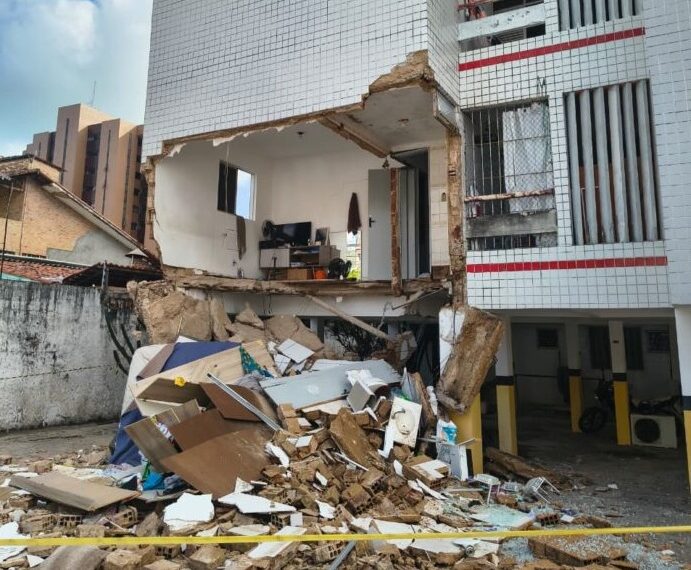 Prédio é interditado após desabamento de apartamento no Bessa