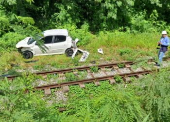 Carro capota e cai na linha do trem na Ilha do Bispo, em João Pessoa